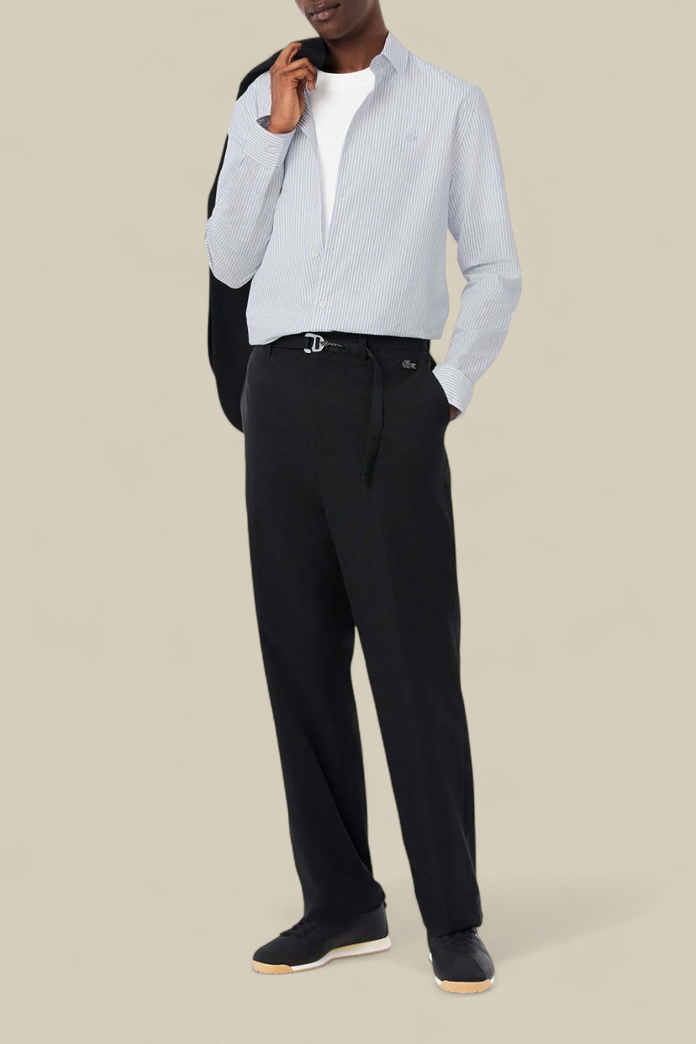 תמונת כל הלוק של חולצת כפתורים